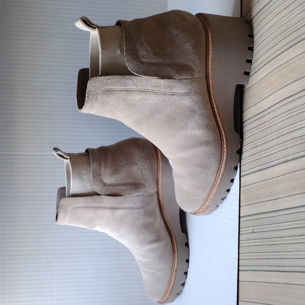 Dolce Vita Huey h20  Women's Beige Suede Ankle Boots 8